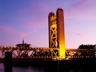 Sacramento Tower Köprüsü 'nün Renkli Kaliforniya' yla Akşam Vaktinin Bir Parçası