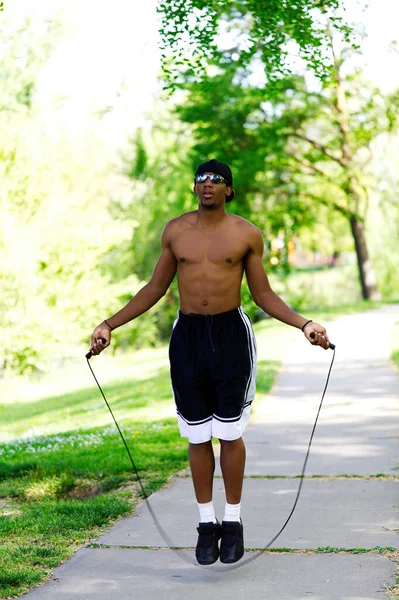 African American Man Shorts Bare Top Jumping Rope Utomhus Parken — Stockfoto
