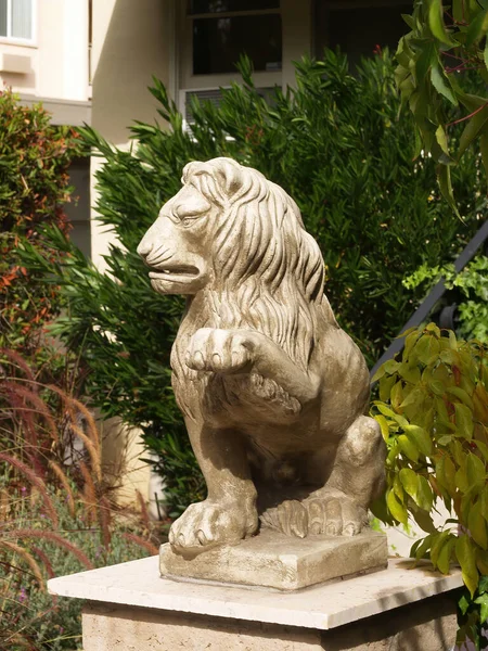 Weiße Zement Löwe Statue Mit Erhobener Pfote Schmückt Eingang Zum — Stockfoto