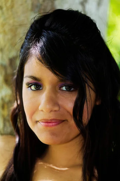 Koyu Renk Saçlı Gülümseyen Kameraya Bakan Latin Bir Kadının Açık — Stok fotoğraf