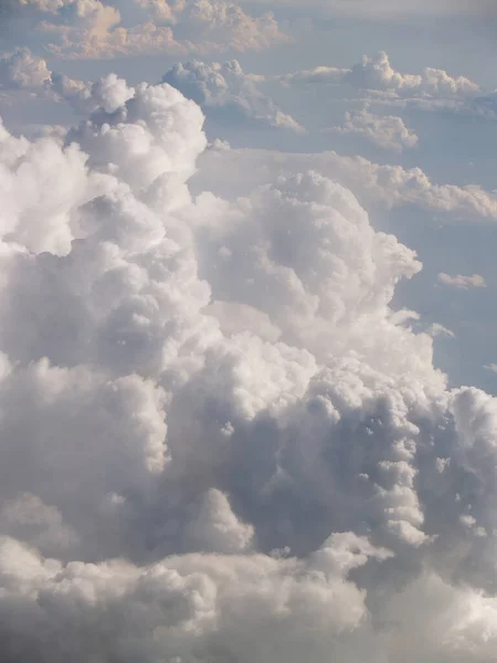 浅蓝色天空中积云 白云和灰云塔的商业平面垂直拍摄 — 图库照片