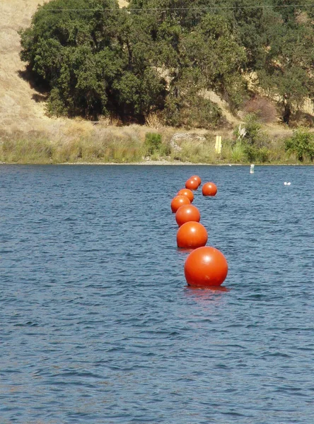 Cadena Boyas Naranja Bola Través Del Lago Con Roble Árboles —  Fotos de Stock