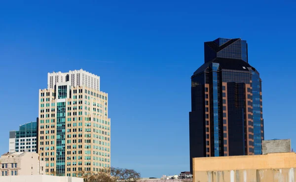 Licht Donker Moderne Kantoorgebouwen Heldere Blauwe Lucht Sacramento Californië — Stockfoto