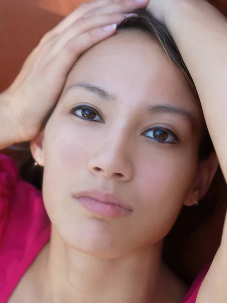 Portret Van Aantrekkelijke Aziatische Amerikaanse Vrouw Met Handen Het Hoofd — Stockfoto