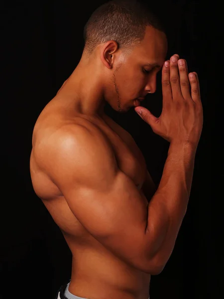 Афроамериканець Сорому Стоїть Чорному Фоні Вишитим Тілом Молитві — стокове фото