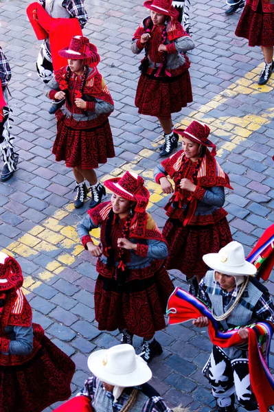 クスコのパレードのための伝統的な衣装を着たInti Raymi祭りの男性と女性 南アメリカ — ストック写真
