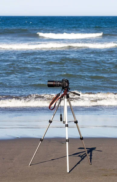 Camera Digitală Slr Trepied Plaja Nisip Valuri Oceanice Cer Albastru — Fotografie, imagine de stoc