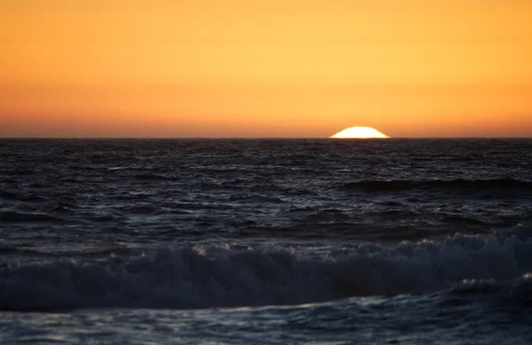 Sonnenuntergang Direkt Über Ozeanwellen Orange Gelbem Himmel — Stockfoto