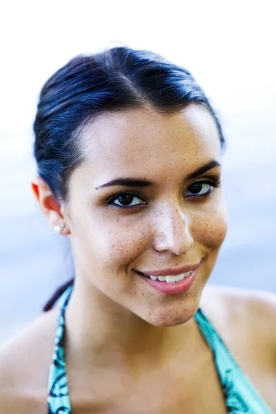 Aantrekkelijke Blanke Vrouw Outdoor Glimlachend Portret Blauw Bikin Top Met — Stockfoto