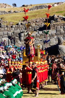 Kral, Inti Raymi Festivali Cusco Peru Güney Amerika 'ya Kırmızı kostümlü askerler tarafından götürülüyor.