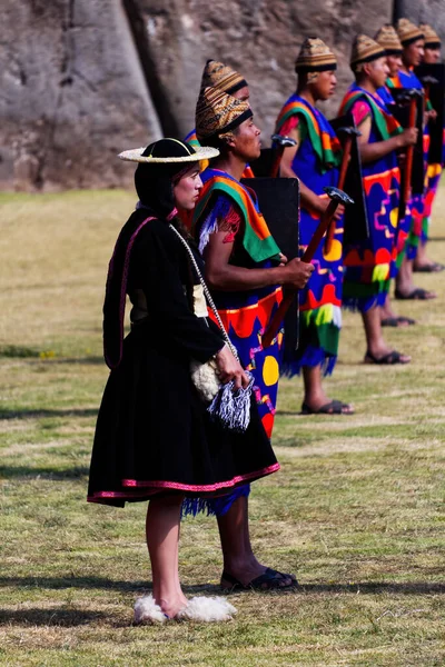 Mujer Hombres Pie Traje Tradicional Para Festival Inti Raymi Cusco — Foto de Stock