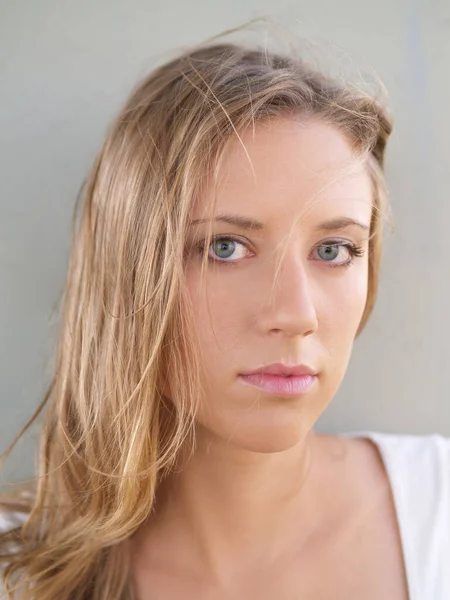 Außenporträt Attraktive Schlanke Kaukasierin Blondes Haar Gegen Graue Wand — Stockfoto