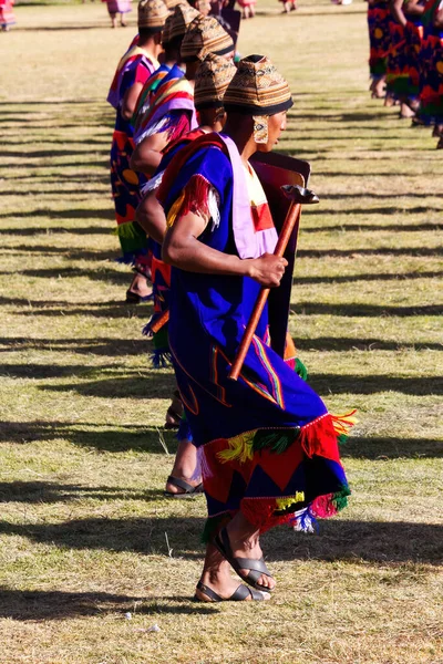 メイスと盾を持つ伝統的な衣装のInti Raymi祭りの男性 クスコペルー南アメリカ — ストック写真