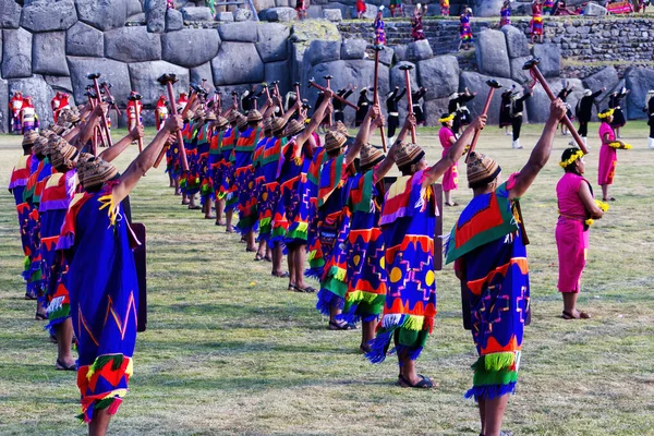Inti Raymi Festivalクスコペルー南アメリカ伝統的なカラフルな衣装の男性と女性 — ストック写真