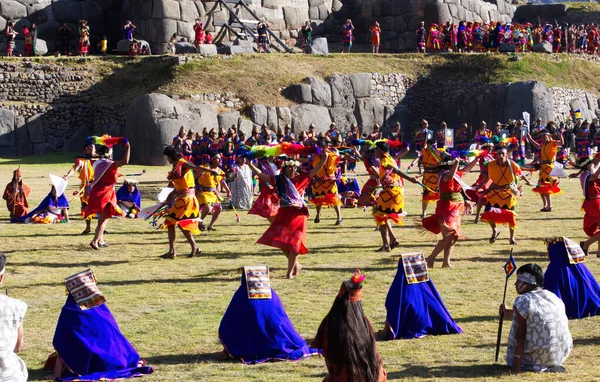 伝統衣装で踊る男性と女性 Inti Raymi Festival Cucco Pulu South America — ストック写真