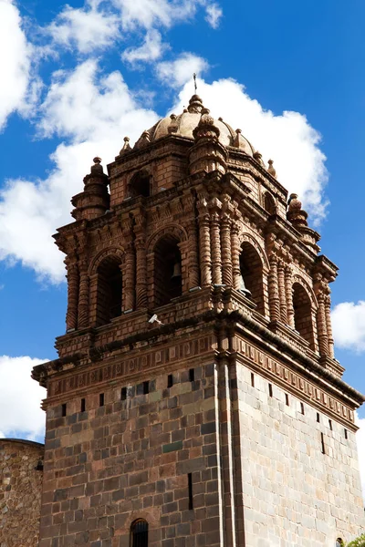 Campanario Iglesia Contra Cielo Azul Con Nubes Blancas Cusco Perú — Foto de Stock