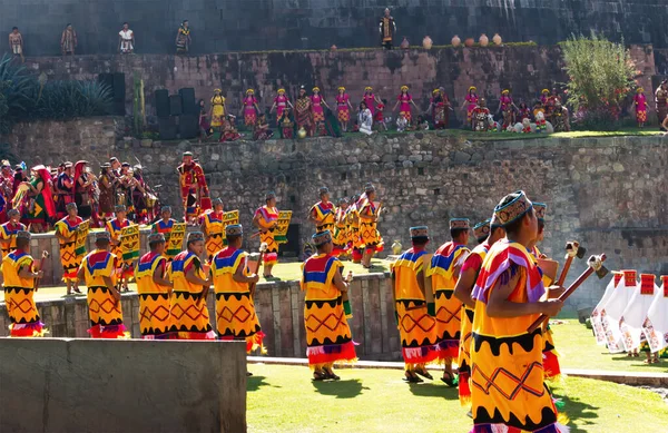 男性と女性のための伝統的な衣装でInti Raymiお祝いクスコペルー南アメリカ — ストック写真