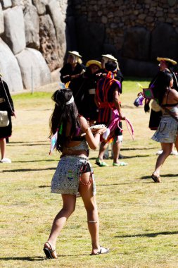 Geleneksel Kostümlü Kadın Kameradan Uzaklaşıyor Inti Raymi Festivali Cusco Peru Güney Amerika