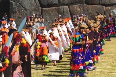 Inti Raymi Festivali için Renkli Geleneksel Kostümlü Erkekler Güney Amerika Cusco Peru