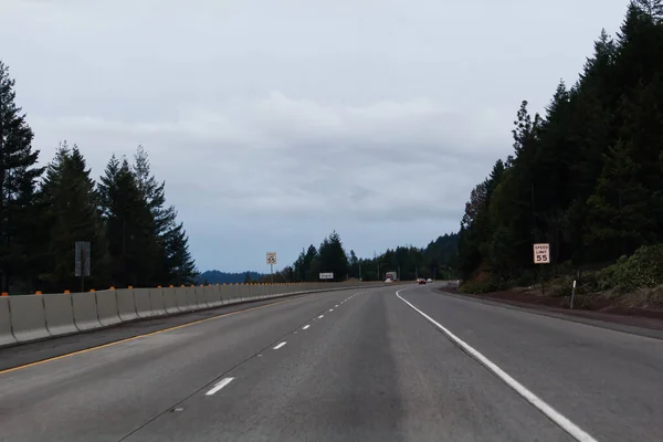 Autostrada Oregon Małym Ruchem Wzgórzu Zielonymi Drzewami Zachmurzonym Niebem — Zdjęcie stockowe