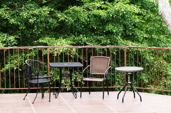 Zwei Kleine Tische Und Drei Stühle Auf Der Terrasse Mit — Stockfoto