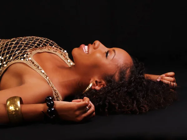 Çekici Gülümseyen Afro Amerikan Kadın Karanlık Arkaplan Profilinde Kameraya Yatıyor — Stok fotoğraf