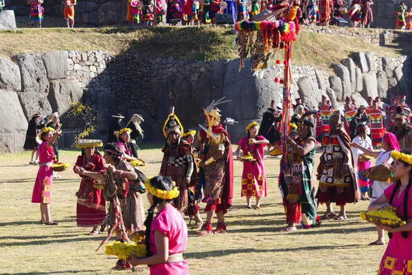 カラフルな伝統衣装を身に着けている男性と女性のためのInti Raymi祭りクスコペルー南アメリカ — ストック写真