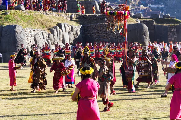 カラフルな伝統衣装を着た男性と女性のためのInti Raymi祭りクスコペルー南アメリカ — ストック写真