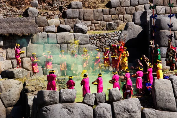 Femmes Jetant Des Fleurs Jaunes Costume Traditionnel Inti Raymi Festival — Photo