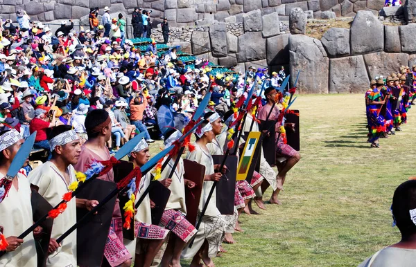 盾と槍を持つ伝統的な兵士の衣装の男性 クスコペルー南アメリカInti Raymi Festival — ストック写真