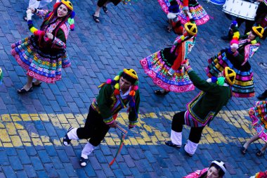 Inti Raymi Festivali Cusco Peru Güney Amerika Erkekler ve Kadınlar Geleneksel Kostümle Dans Ediyor