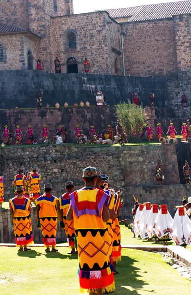 カラフルな伝統衣装を着た男性と女性 Inti Raymi Festival Cucco Pulu South America — ストック写真