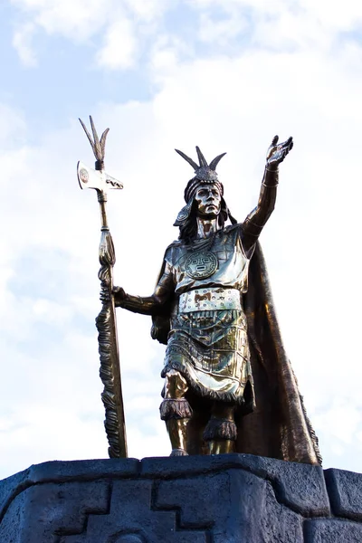 Estatua Oro Del Líder Inca Con Nublado Cielo Plaza Armas —  Fotos de Stock