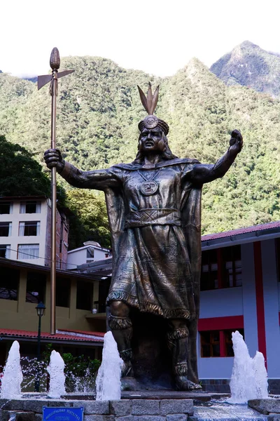 Статуя Вождя Інків Фонтанними Будівлями Оточуючими Пагорбами Агуас Калієнтес Перу — стокове фото