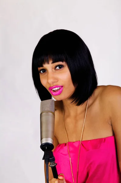Hübsche Afroamerikanerin Steht Mikrofon Nacktem Schulterkleid Mit Offenem Mund — Stockfoto