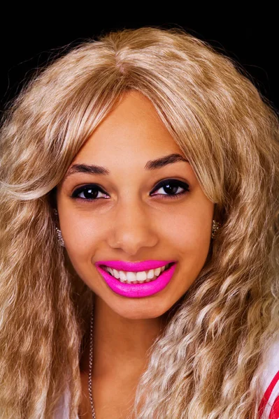 Ελκυστική Αφρο Αμερικανική Γυναίκα Πορτρέτο Ξανθιά Περούκα Χαμογελώντας Μαύρο Φόντο — Φωτογραφία Αρχείου