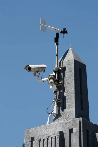 監視カメラと青い空に向かって橋のセメント柱に搭載された風速モニタ装置 — ストック写真