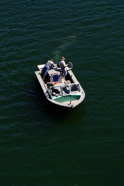 Two Men Back Small Fishing Boat River Seen — Stock Photo, Image
