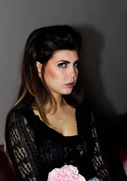 Attrayant Caucasien Femme Avec Des Cheveux Foncés Noir Dentelle Haut — Photo