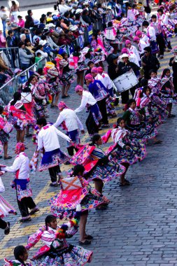 Inti Raymi Festivali Cusco Peru Güney Amerika Erkekler ve Kadınlar Geleneksel Kostüm Giyerek Dans Ediyor