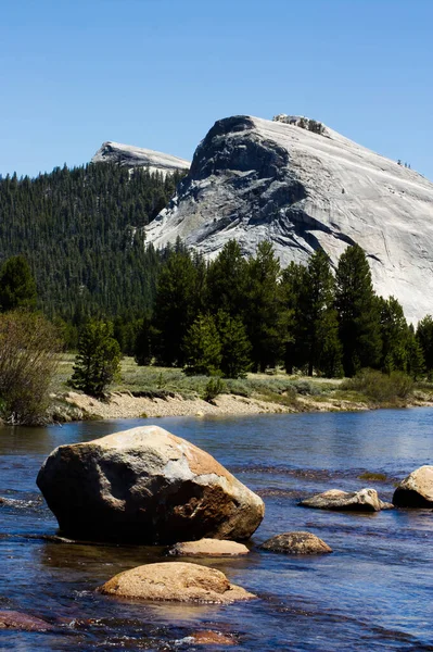 Merced River Running Genom Yosemite National Park Kalifornien Med Stenar — Stockfoto