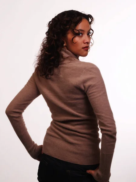 Schöne Latina Frau Blick Über Die Schulter Braunem Pullover Und — Stockfoto