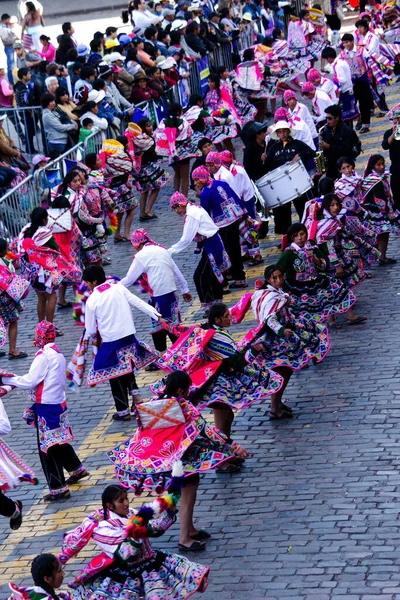 Inti Raymi Festivalクスコペルー南アメリカ伝統衣装を着てパレードで踊る男性と女性 — ストック写真