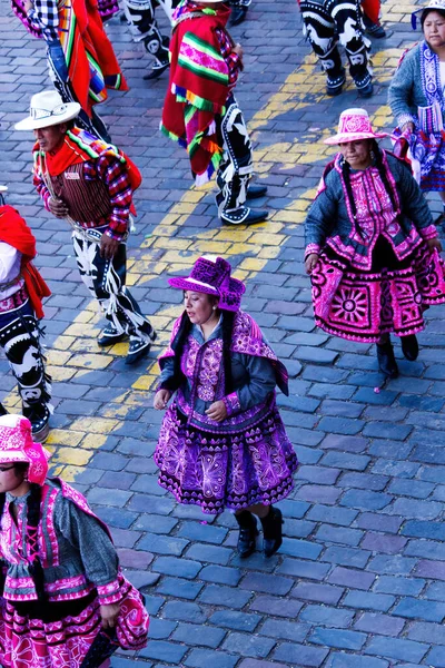 女性と男性のための伝統的な衣装でInti Raymi祭りパレードクスコペルー南アメリカ — ストック写真