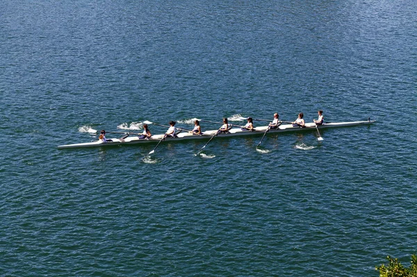 Equipe Mulheres Remo Barco Lago Natoma Folsom Califórnia — Fotografia de Stock