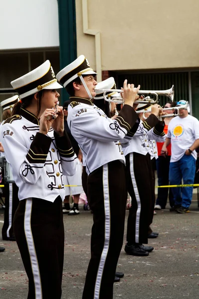 Trompet Flüt Çalanlar Bando Üniformalı Genç Erkekler Küçük Kızlar Kasabası — Stok fotoğraf