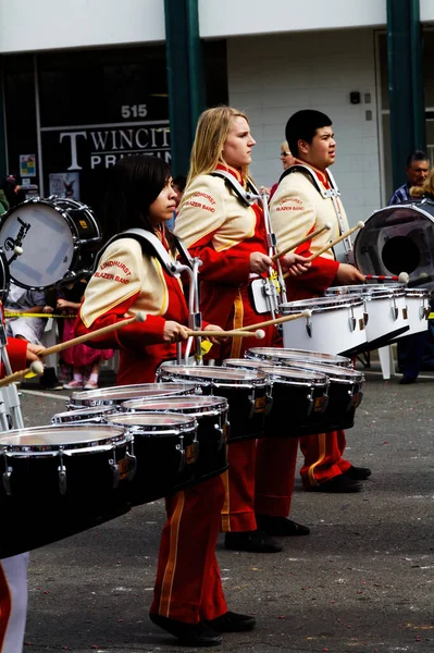 小さな町パレードのためのドラムを演奏するバンドのユニフォームで少女と少年ティーンエイジャー — ストック写真