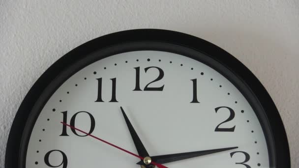 赤い秒針は白い壁の背景が付いている9から3にアナログの時計の表面を渡します — ストック動画