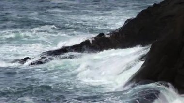Okyanus Dalgalarının Sıkışık Çekimi Kara Volkanik Kıyı Depoyu vurdu Oregon Körfezi Günü