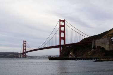 Bulutlu Gökyüzü ve Körfezi ile Marin 'den Golden Gate Köprüsü' nün tam genişliği
